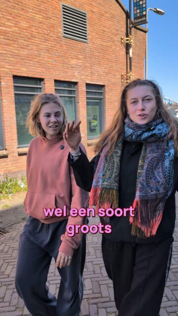COLLECTIEF BIJZAAK – OPERATIE PLOP
Twee expeditieleden op missie in bubbelgebied. Met dans, theater en ritme onderzoeken Louelle en Merel hoe bubbels ontstaan tussen generaties, culturen en mensen en hoe je ze samen laat ploppen. Een interactieve familievoorstelling, mede ontwikkeld mét kinderen uit de Stedendriehoek. Voor het hele gezin.
📍 Festival Poolshoogte (tijdens Deventer Op Stelten) – 4 & 5 juli
📍 Festival Oeverloos (in Zutphen) – 18, 19 & 20 september
Collectief BIJZAAK is voor deze voorstelling inhoudelijk en productioneel begeleid door het Theaterschip. De voorstelling wordt mede mogelijk gemaakt door de Regio Deal ‘Sterker in 3D’ van de Stedendriehoek.
@collectiefbijzaak, @theaterschip en @festivaldos
#PEIL #Poolshoogte #Deventer #Theaterschip #FestivalOeverloos #Zutphen #HetKoelhuis #stedendriekhoek #Maaiveld