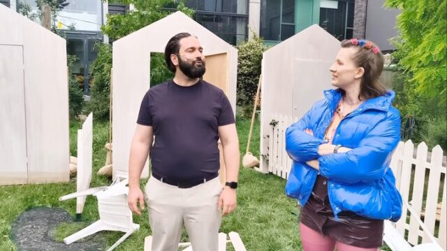 In Echt zo’n tiep leven drie buren langs elkaar heen totdat extreme weersomstandigheden hun tuinen – en de schutting daartussen – met de grond gelijk maken. Verwacht een elektro-akoestische operette waarin muziek, theater en lokale verhalen elkaar ontmoeten.
📍 Festival Poolshoogte (tijdens Deventer Op Stelten) – 4 & 5 juli
#PEIL #Poolshoogte #Deventer #Theaterschip #FestivalOeverloos Zutphen HetKoelhuis stedendriekhoek Maaiveld